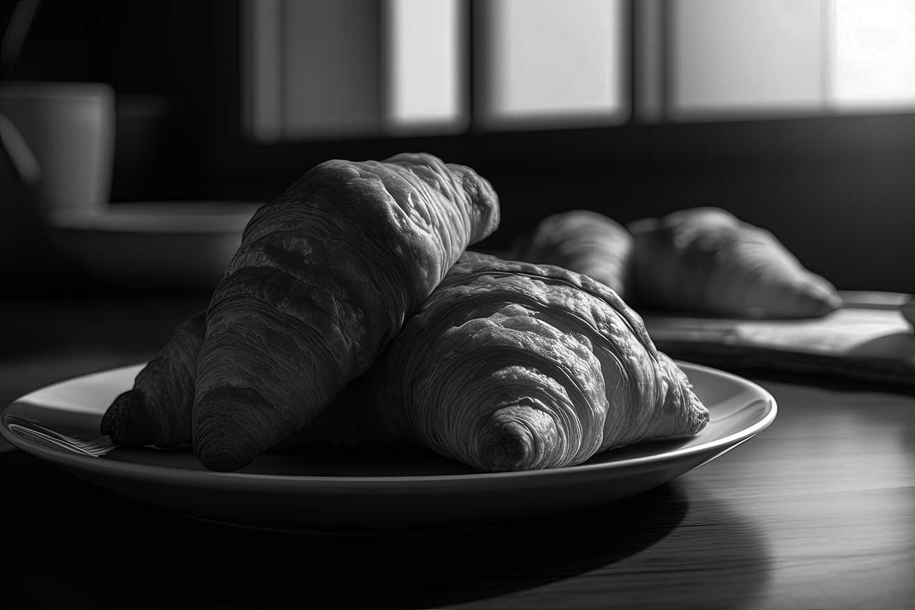 croissants-recien-hechos-plato-blanco-cocina-ai-generativo