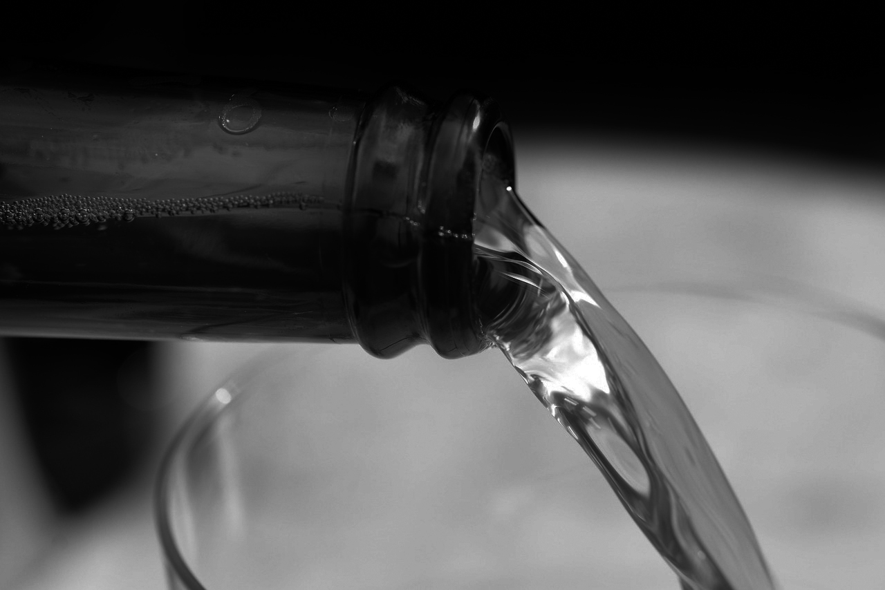 pouring-gc7eaaa5ea_1280