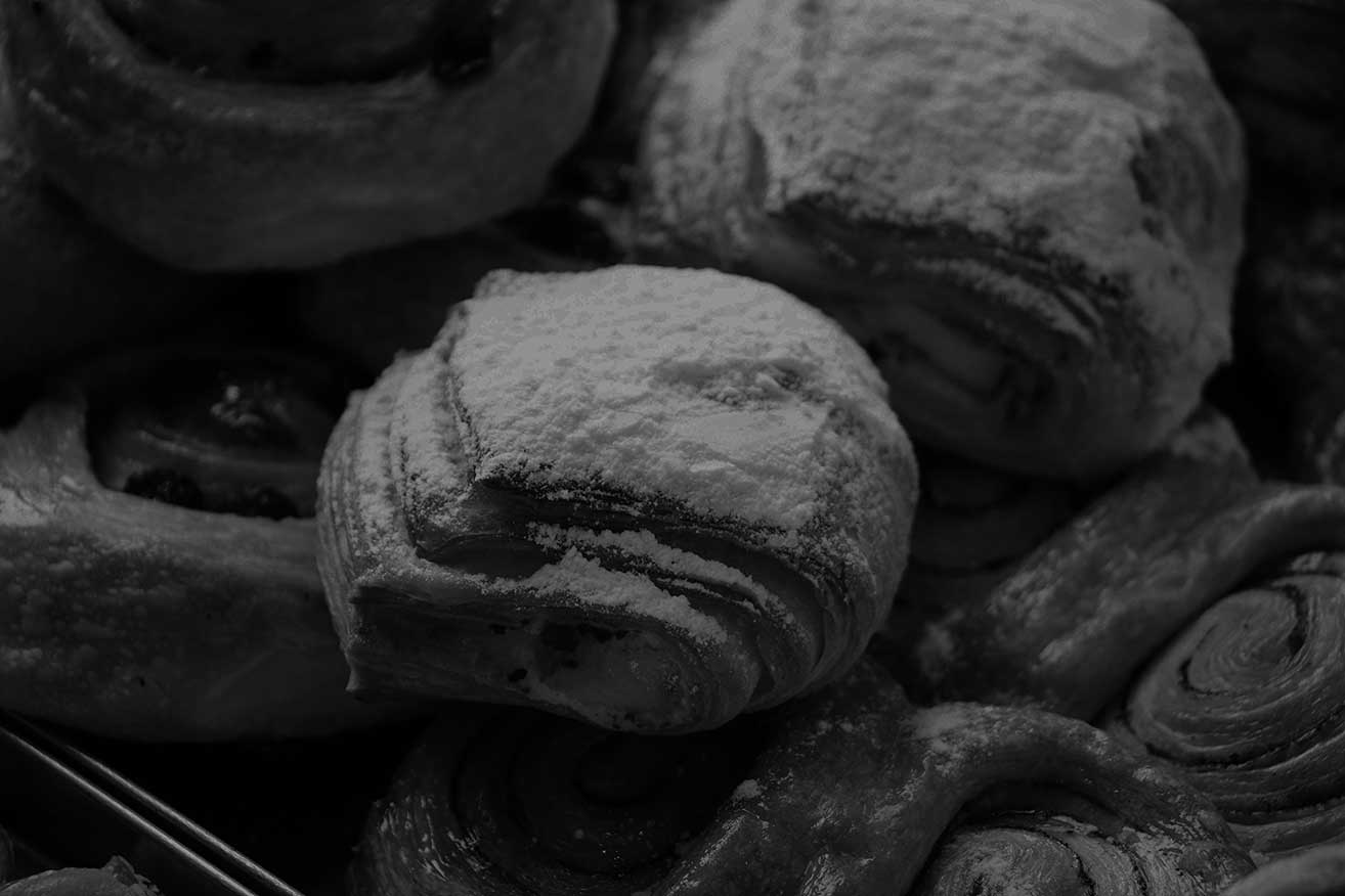 primer-plano-deliciosos-postres-recien-horneados-polvo